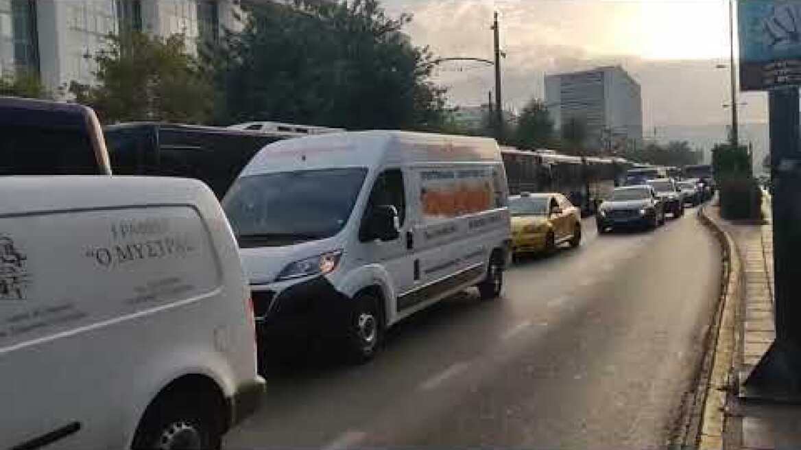 Δεκάδες κλούβες της ΕΛΑΣ μπροστά στο εφετείο