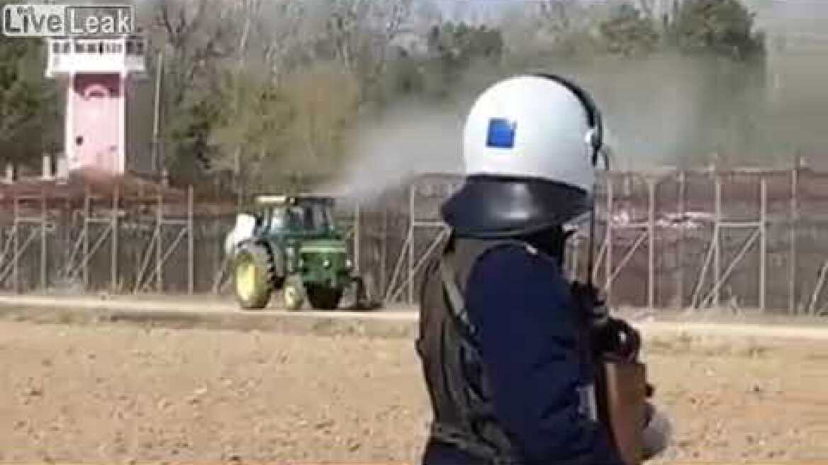 Έβρος-Αγρότης ψεκάζει με το τρακτέρ του.