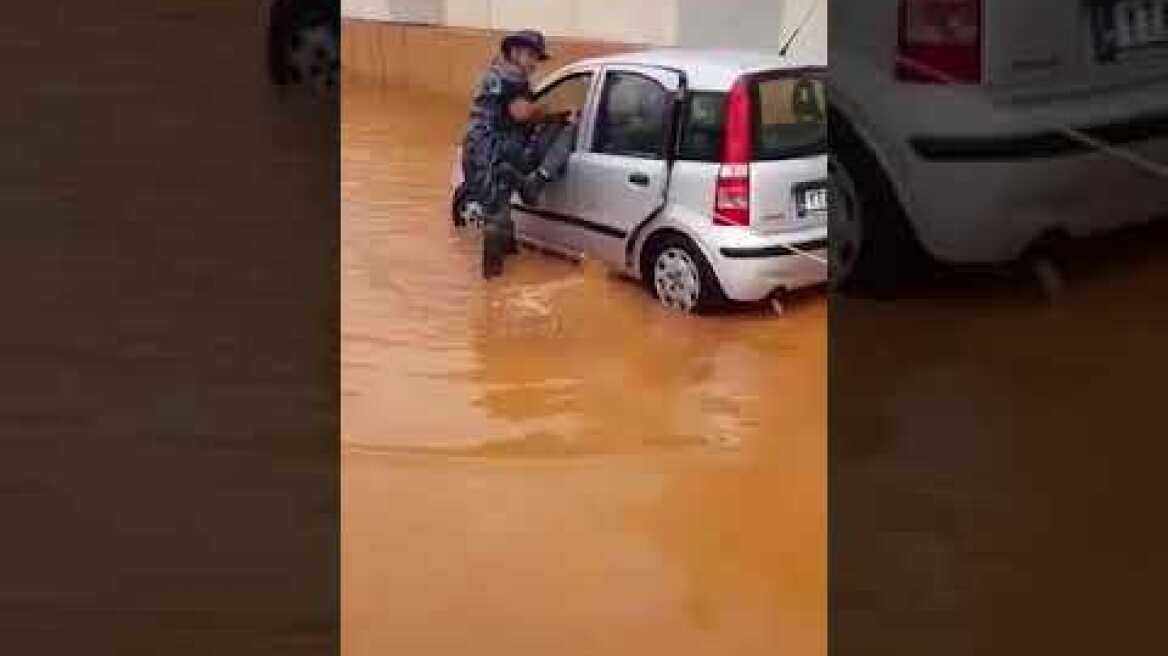 Απεγκλωβισμός οδηγού στην Εθνική οδό 2