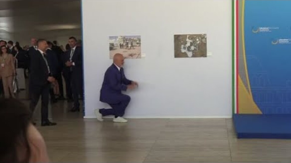 Ucraina, Edi Rama si inginocchia prima di salutare Giorgia Meloni