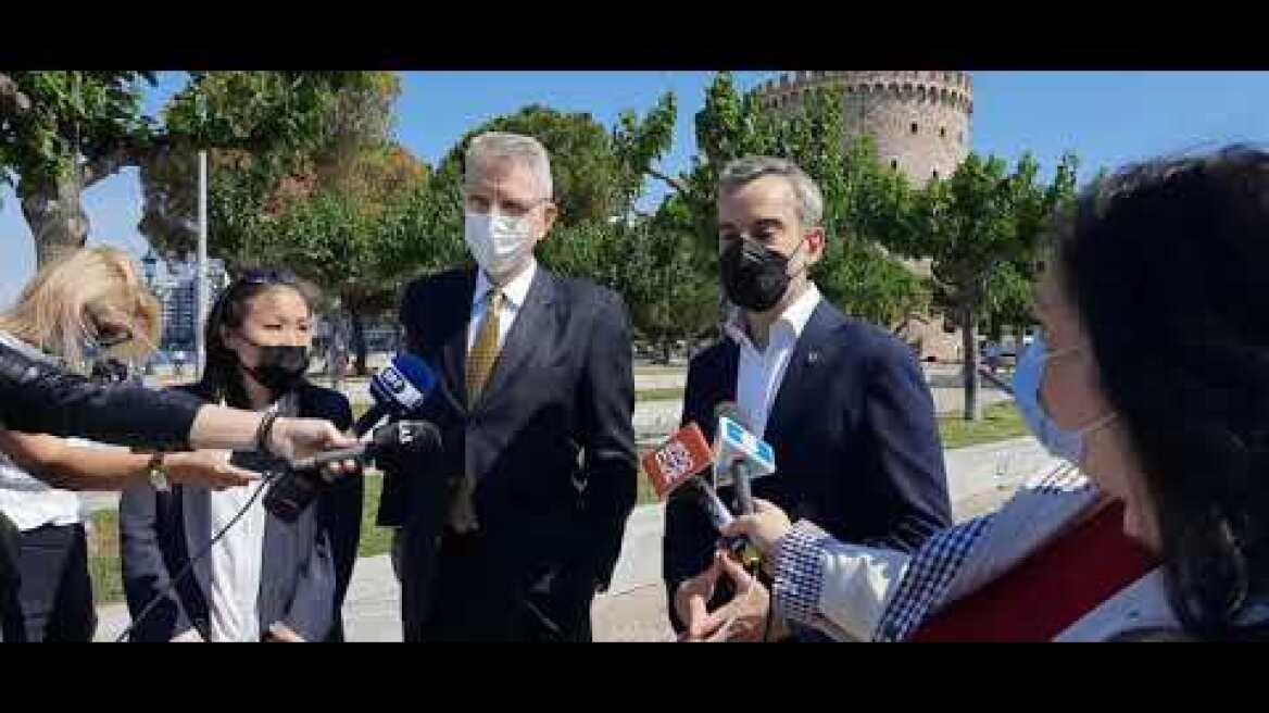 Thestival.gr Η βόλτα των Ζέρβα και Πάιατ στη Νέα Παραλία με ηλεκτρικά ποδήλατα και πατίνια