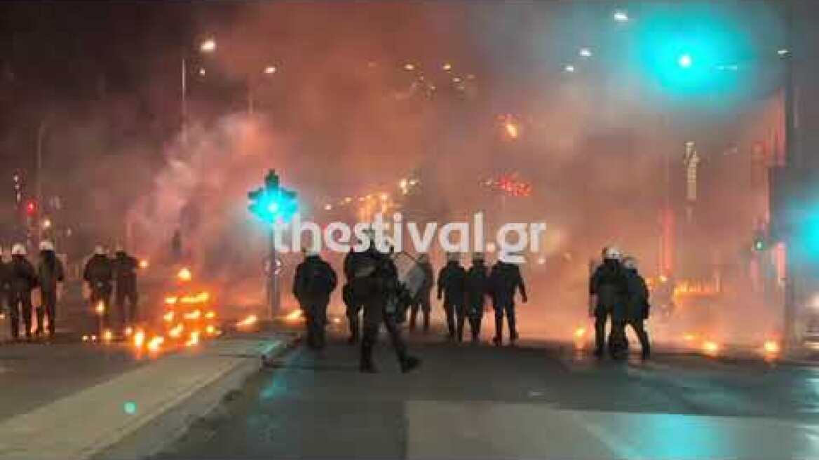 Επίθεση με μολότοφ σε ΜΑΤ στο κέντρο της Θεσσαλονίκης, ζημιές σε αυτοκίνητα Thestival.gr Επεισόδια μετά τη συναυλία του ΛΕΞ