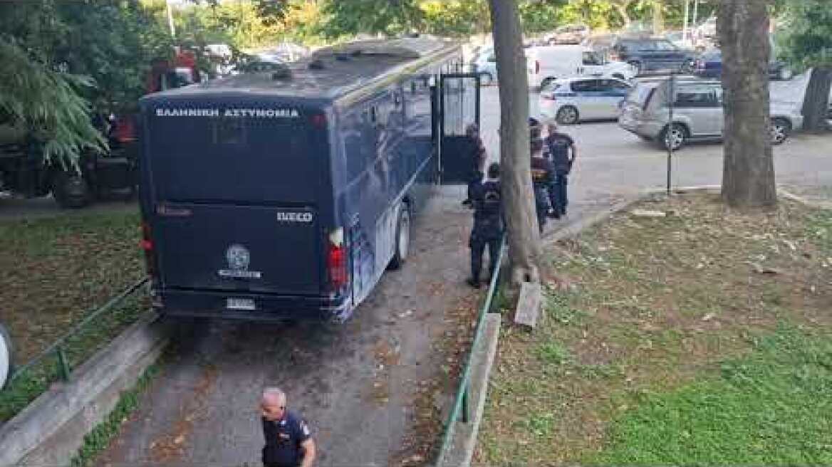 Ομόφωνα ένοχοι οι 12 κατηγορούμενοι για τη δολοφονία του Άλκη Καμπανού - H μεταφορά των κρατουμένων