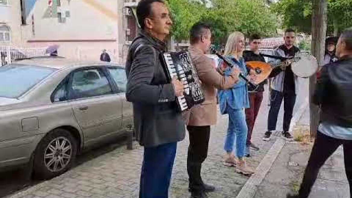 Υπό τους ήχους του κλαρίνου ψηφίζουν Λαρισαίοι από νωρίς το πρωί της Κυριακής