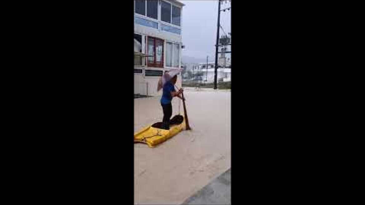 Κακοκαιρία: Με κανό κυκλοφορούν στους δρόμους της Ρόδου