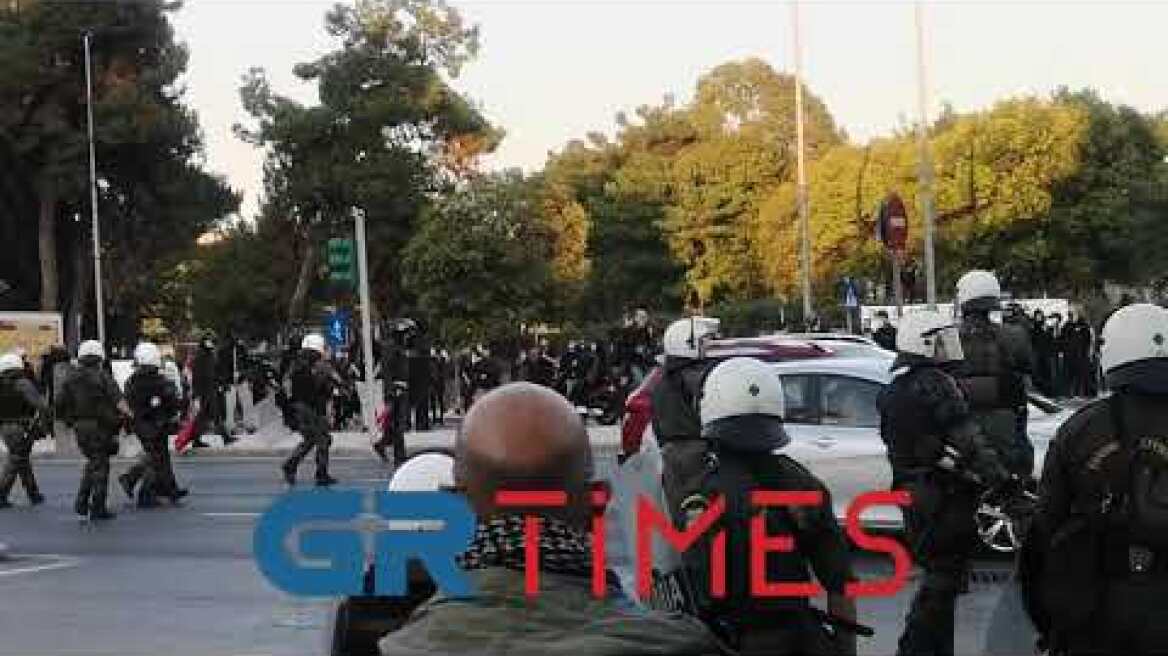 Στον δρόμο βγήκαν οι συγκεντρωμένοι από το αντιφασιστικό συλλαλητήριο