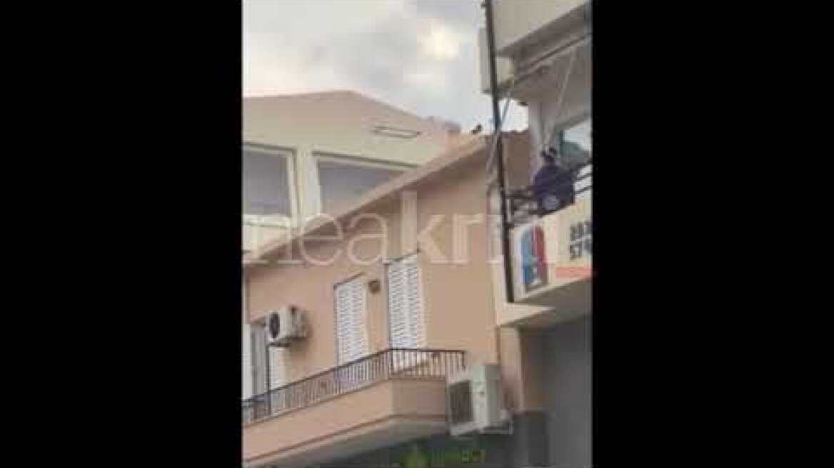 Άνδρας απειλεί να πέσει από ταράτσα πολυκατοικίας στο κέντρο του Ρεθύμνου