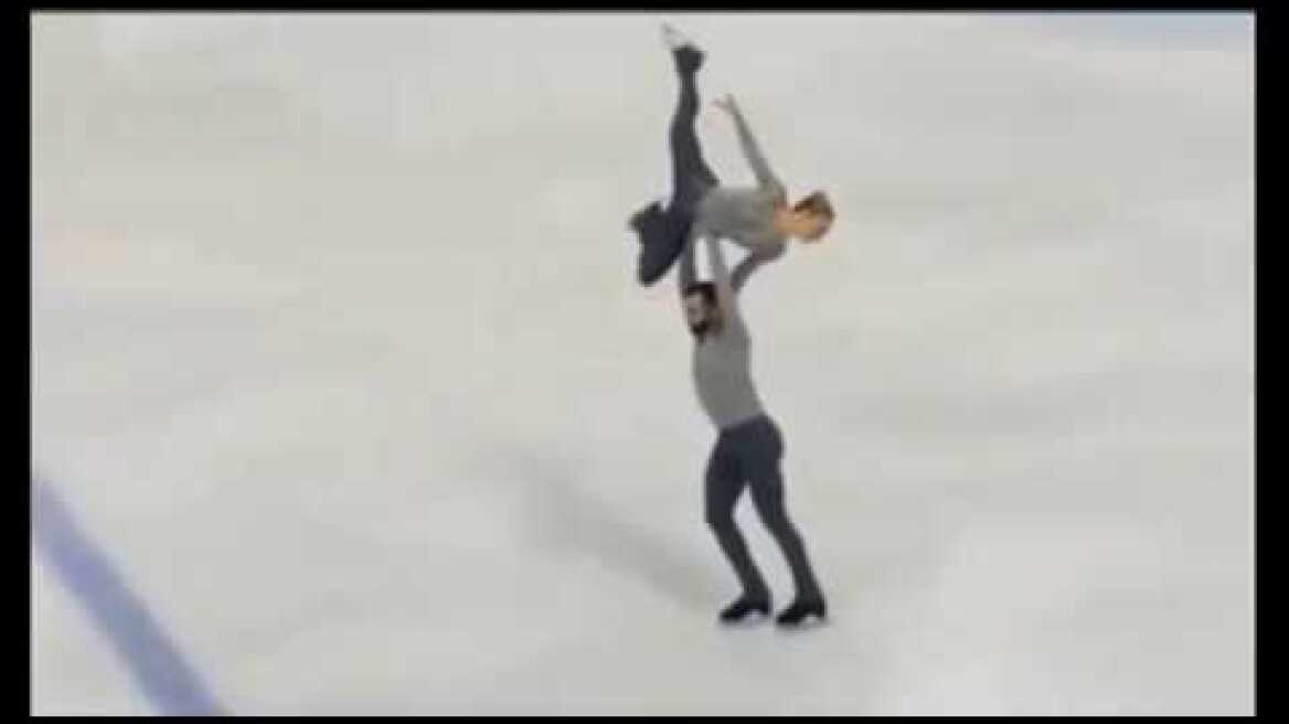 Pattinatrice artistica cade male sul ghiaccio e perde i sensi
