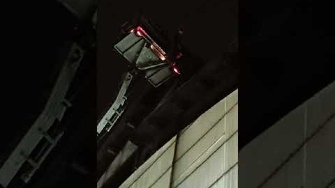 video από την επιχείρηση της ΠΥ για την απομάκρυνση του plexiglass στο ΕΑΚ