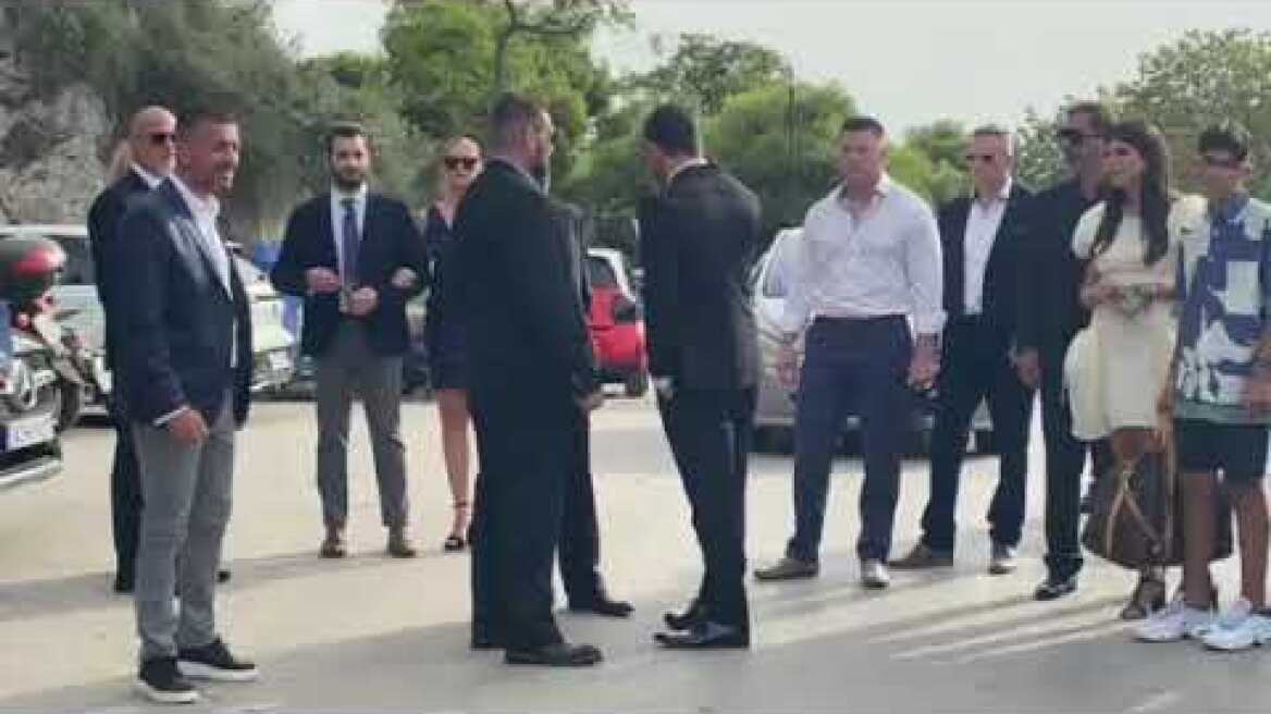 Ο γάμος του Γιώργου Αγγελόπουλου με τη Δήμητρα Βαμβακούση - Έφτασε στην εκκλησία ο «Ντάνος»