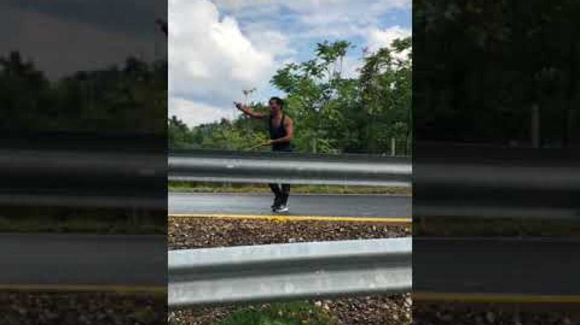 Ουρές χιλιομέτρων στην Εθνική Αθηνών-Λαμίας: Μετανάστες έκαναν κατάληψη στο οδόστρωμα