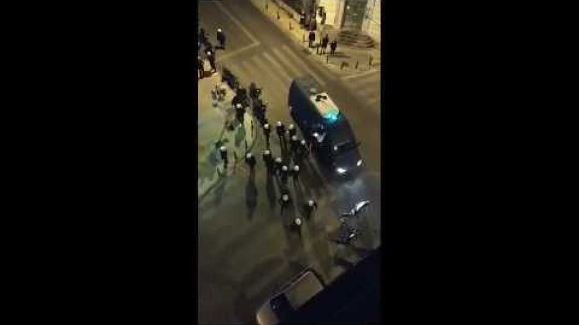 Επίθεση στην Κυψέλη: Έσβησαν τα φώτα και χωρίς προειδοποίηση ΜΑΤ και ΔΕΛΤΑ επιτέθηκαν με χημικά