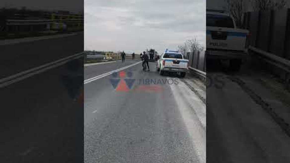 Σοβαρό ατύχημα στη γέφυρα Τυρνάβου – Γυναίκα καταπλακώθηκε από γεωργικό μηχάνημα εν κινήσει