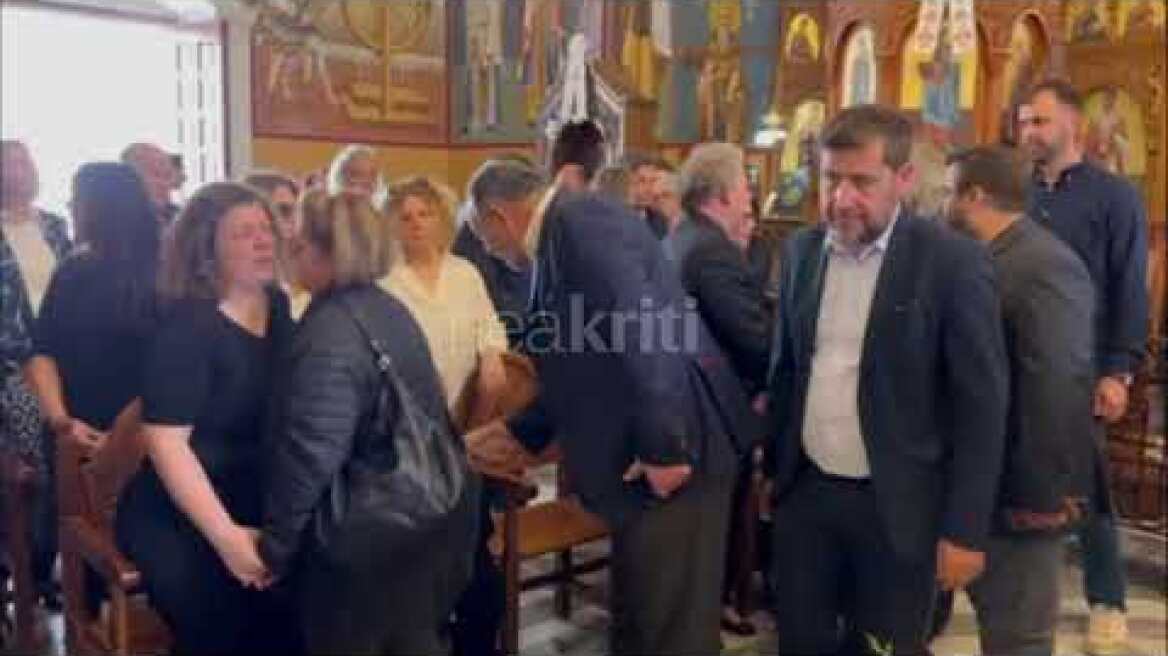 Πλήθος κόσμου στην κηδεία του Φοίβου Ιωαννίδη