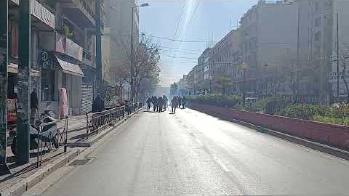 Άγνωστοι συγκρούονται με τις αστυνομικές δυνάμεις έξω από το κτίριο της ΑΣΟΕΕ