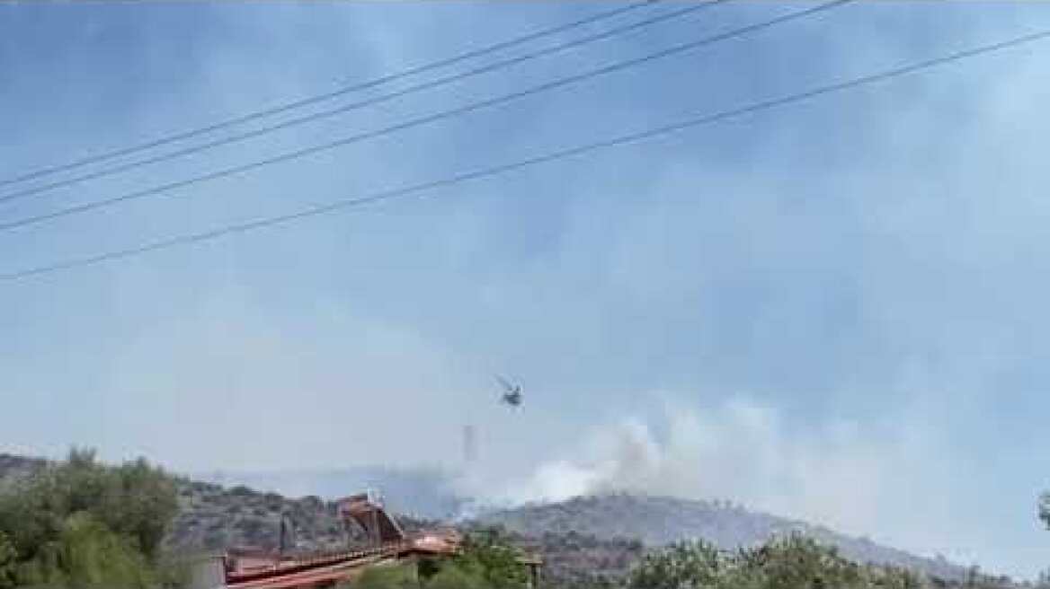 Φωτιά στην Άνω Γλυφάδα, στα όρια με τον Υμηττό 2