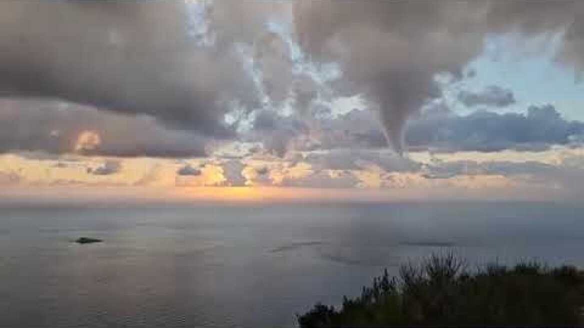 Εντυπωσιακός υδροστρόβιλος σε παραλία στη Λευκάδα