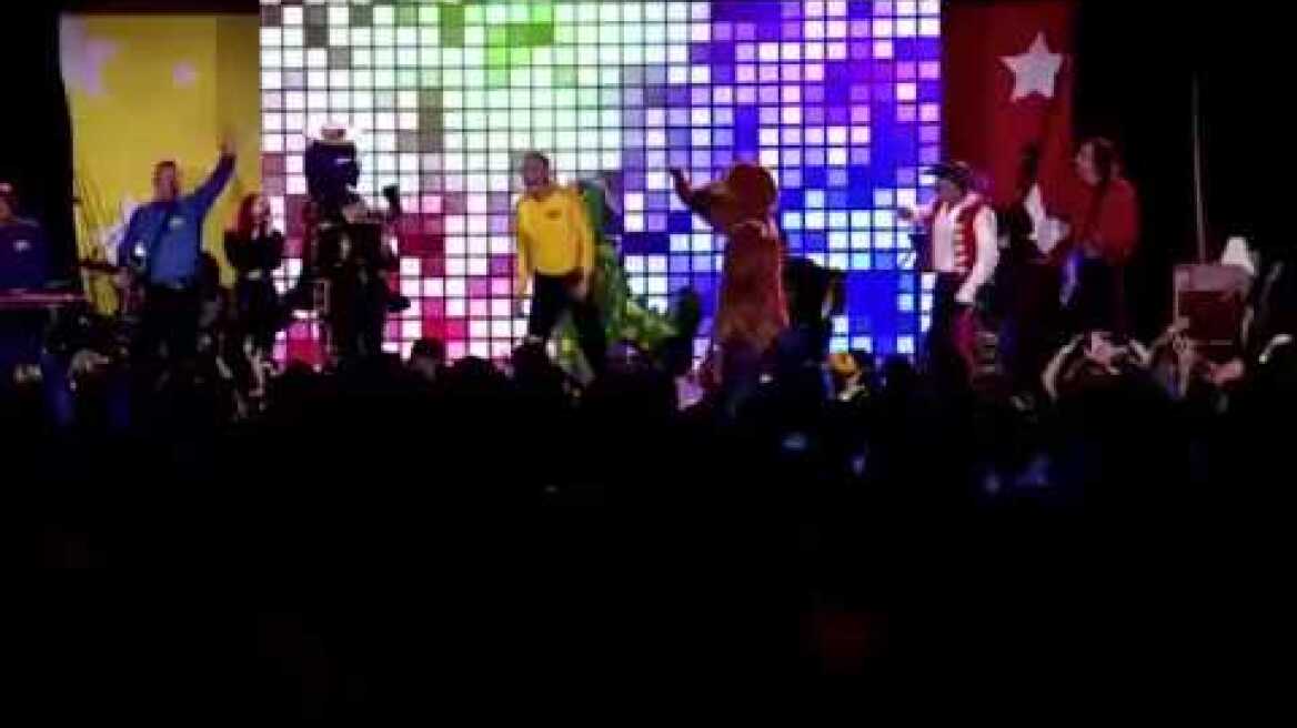 Greg Page Yellow Wiggle collapses at reunion concert (t.v footage)