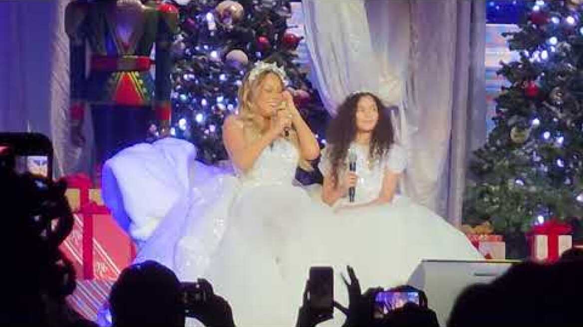 @MariahCarey feat her daughter, Monroe for the first time ever live together - #MerryChristmasToAll