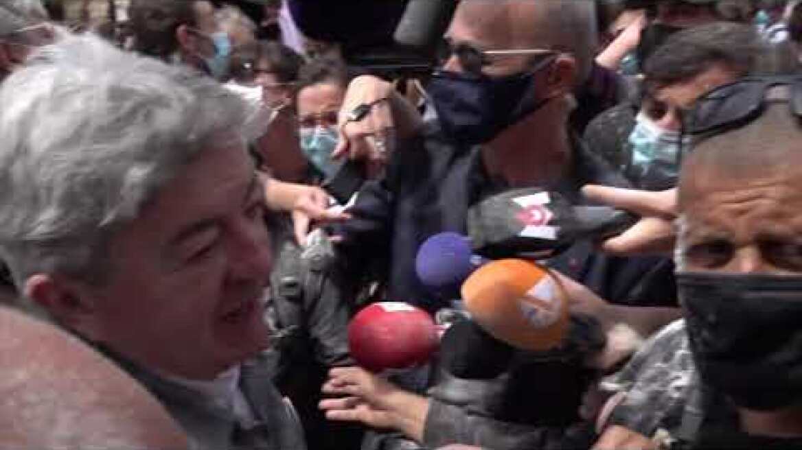 Marche des libertés : Mélenchon reçoit un jet de farine peu avant le départ