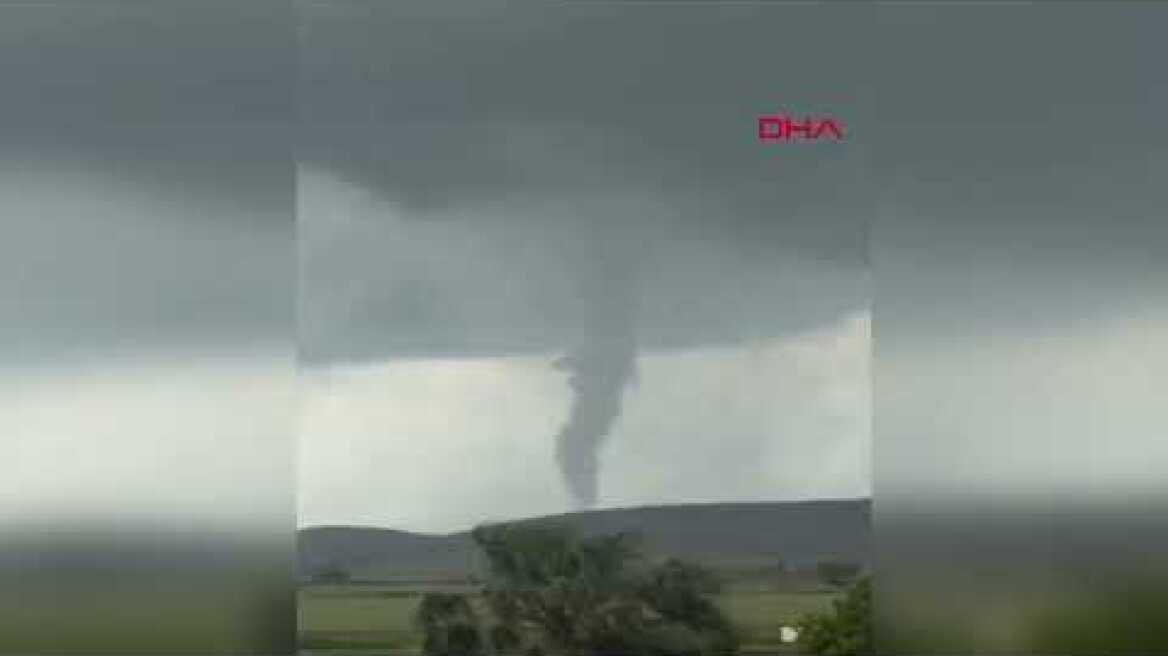 İZMİR'in Menemen ilçesinde, karada dev hortum oluştu.