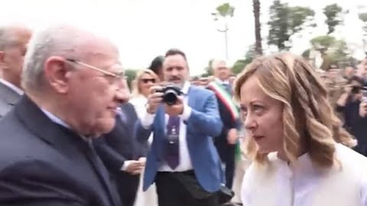 La premier saluta De Luca: "Sono quella stronza della Meloni"