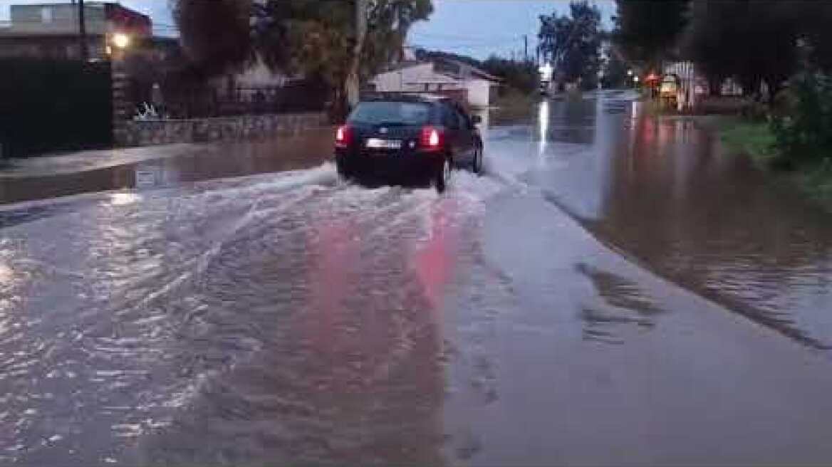 Γεμάτοι νερό οι δρόμοι στη Νέα Πέραμο