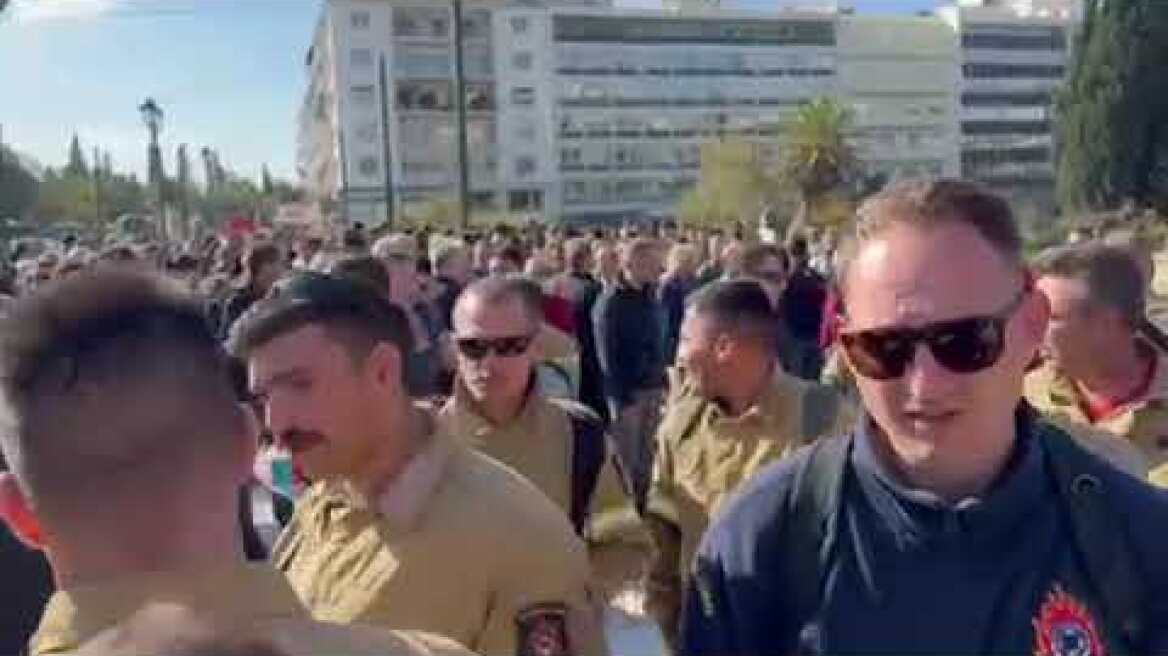 Συγκέντρωση εποχικών πυροσβεστών στο Σύνταγμα
