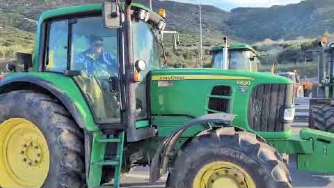 Οι αγρότες αποχωρούν από το μπλόκο στα Τέμπη και κατευθύνονται προς Νίκαια