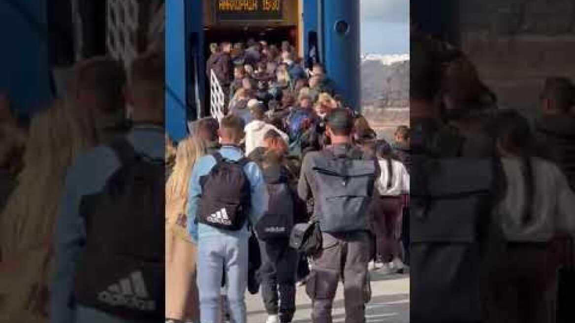 Κάτοικοι της Σαντορίνης επιβιβάζονται σε πλοίο