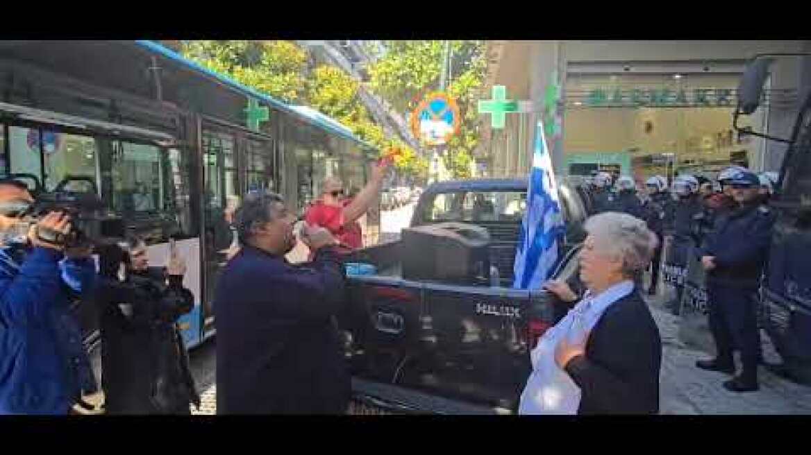 Έριξαν γάλα στο δρόμο μπροστά στο γραφείο του Κέλλα (1)