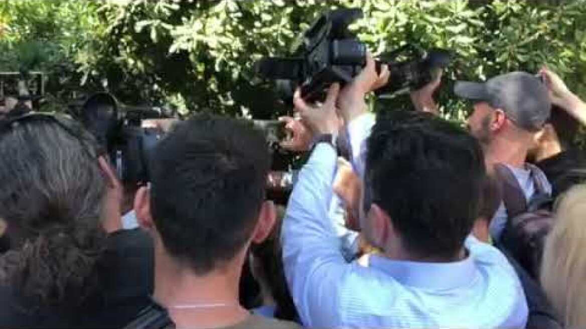 Μικροένταση έξω από Μαξίμου