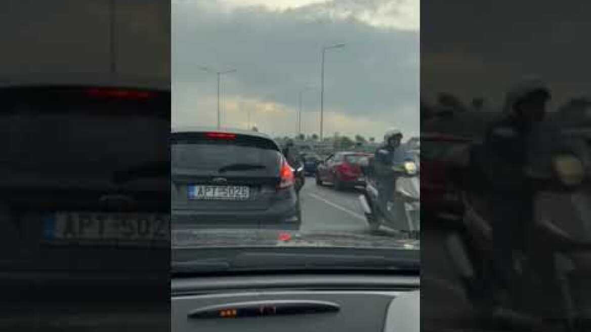 Αυτοκίνητο τυλίχθηκε στις φλόγες στην είσοδο της Συγγρού απο Πειραιά