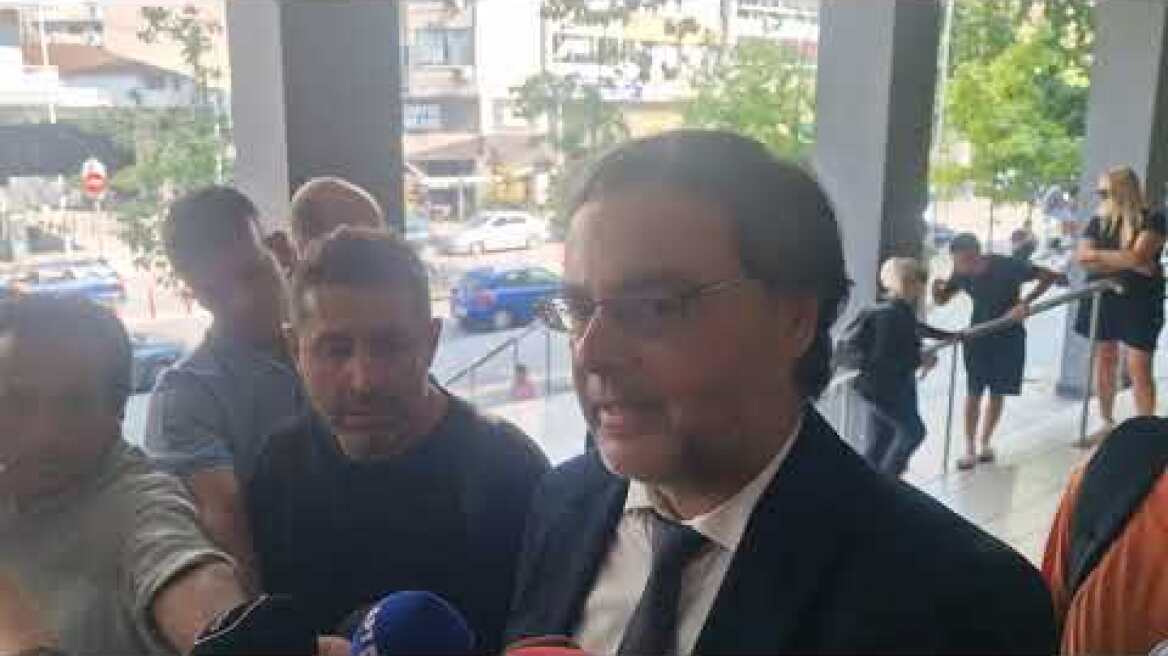 Έξω από τα δικαστήρια, φίλοι του 19χρονου που σκοτώθηκε σε λούνα παρκ στη Χαλκιδική (3)