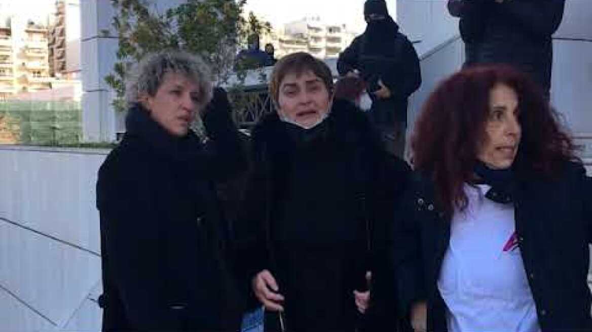 H συγκλονιστική αγκαλιά ανάμεσα στη μάνα Τοπαλούδη και τη μάνα της Γαρυφαλλιάς