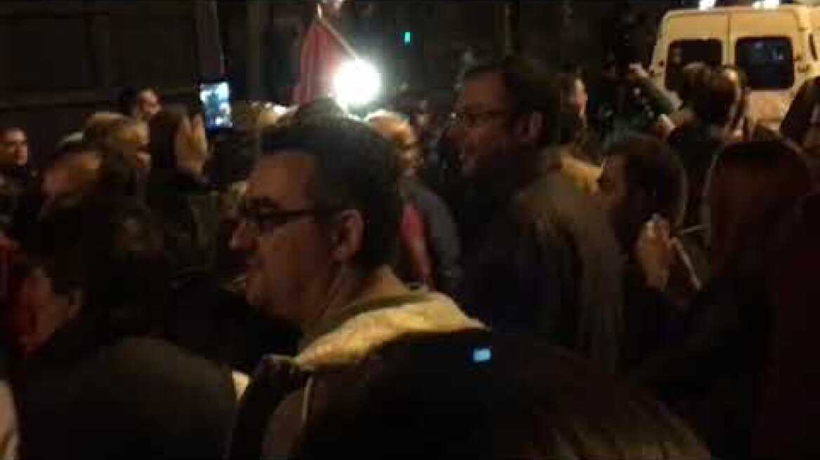 Γιουχάρουν και πετούν μπουκάλια την ώρα που περνάει ΣΥΡΙΖΑ