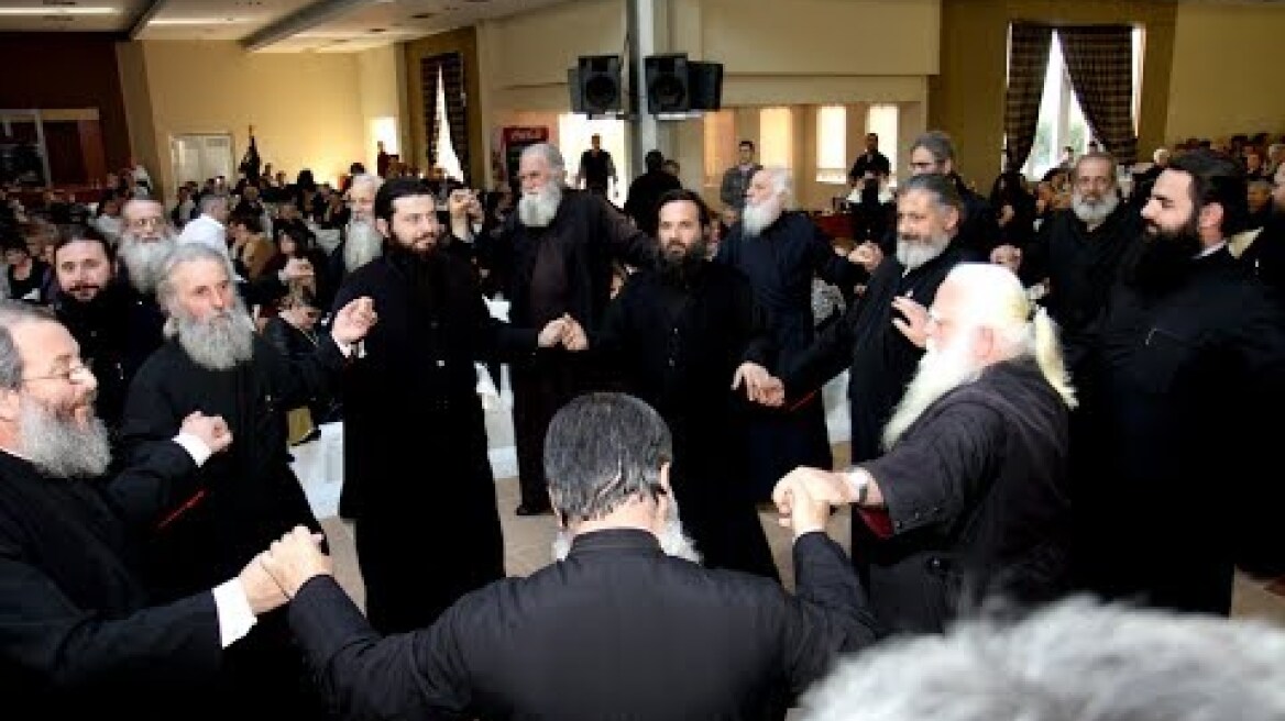 Παπάδες χορεύουν παραδοσιακά δημοτικά τραγούδια Μητρόπολης Τρίκκης και Σταγών εκδήλωση 10-2-2019