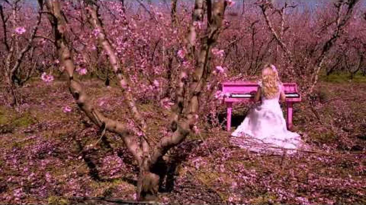 Μια ωδή στην Άνοιξη: Η Έλενα Ξυδιά υμνεί την ομορφιά της φύσης με ένα μουσικό ποίημα.