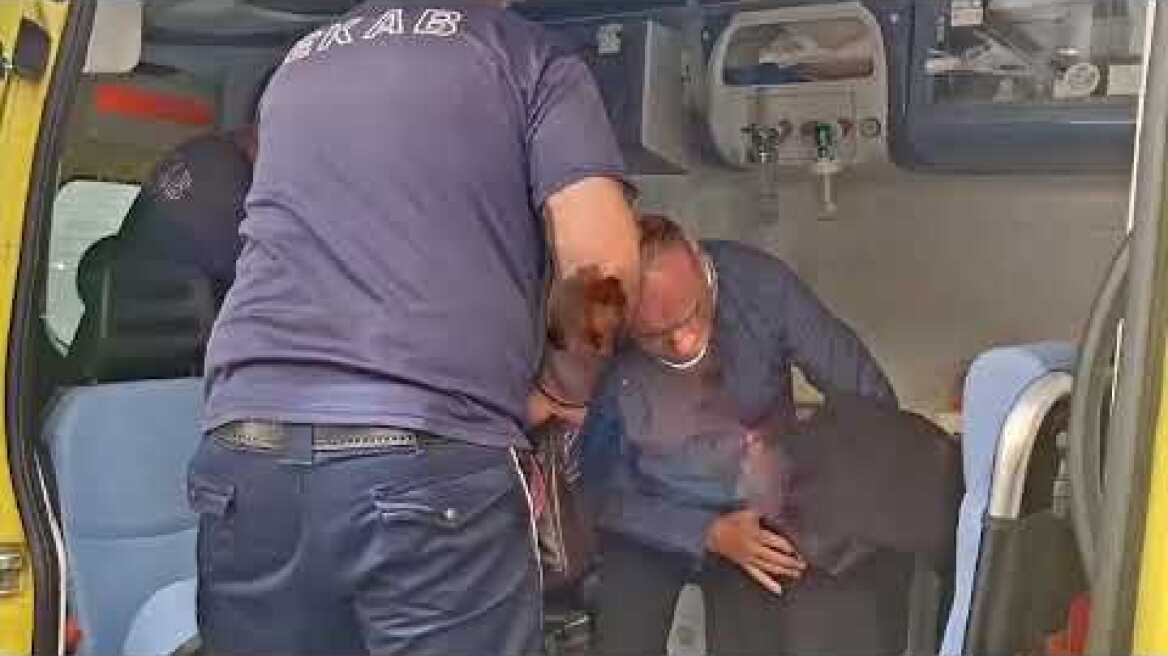 Ο ΔΗΜΟΣΙΟΓΡΑΦΟΣ ΤΗΣ «Π» ΠΑΝΑΓΙΩΤΗΣ ΡΗΓΟΠΟΥΛΟΣ ΔΕΧΘΗΚΕ ΤΙΣ ΠΡΩΤΕΣ ΒΟΗΘΕΙΕΣ ΑΠΟ ΤΟ ΕΚΑΒ