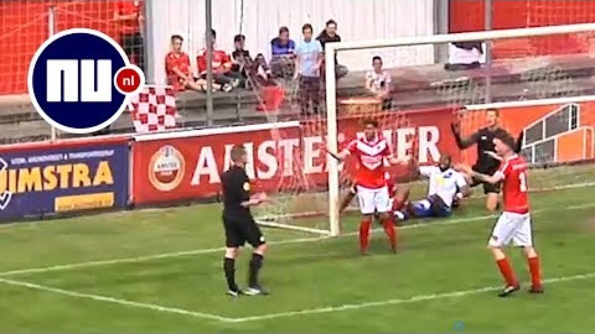 Scheidsrechter zorgt voor bizar doelpunt in wedstrijd Derde Divisie