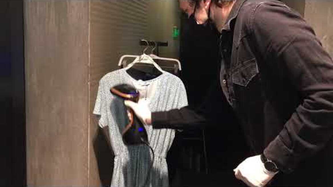 Βίντεο κατάστημα με ρούχα / Ψεκάζουν τα ρούχα με ατμοκαθαριστή