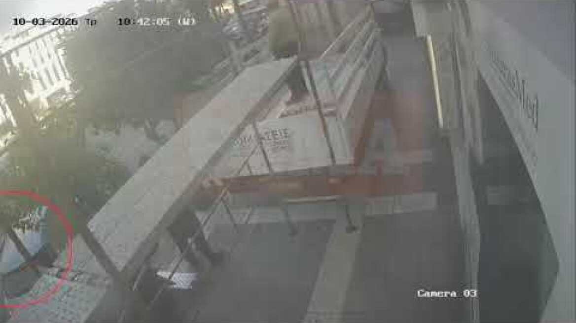 Τροχαίο με παράσυρση ηλικιωμένης και σταθμευμένα ΙΧ στον Πειραιά