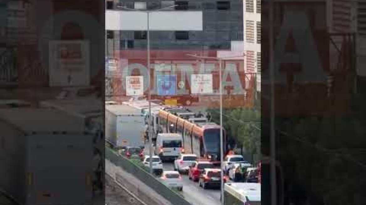 Σύγκρουση λεωφορείου με Τραμ στον Πειραιά