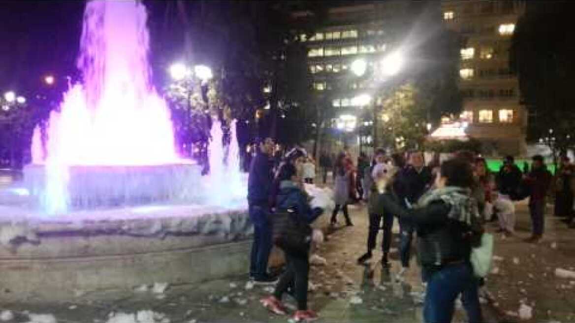 Άφρισε το συντριβάνι στο Σύνταγμα!