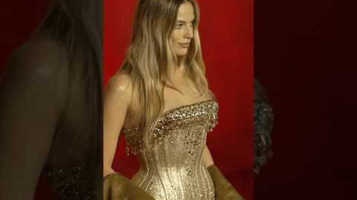 #MargotRobbie is all dolled up at the #VanityFairOscarsParty. 💛 #Oscars #shorts