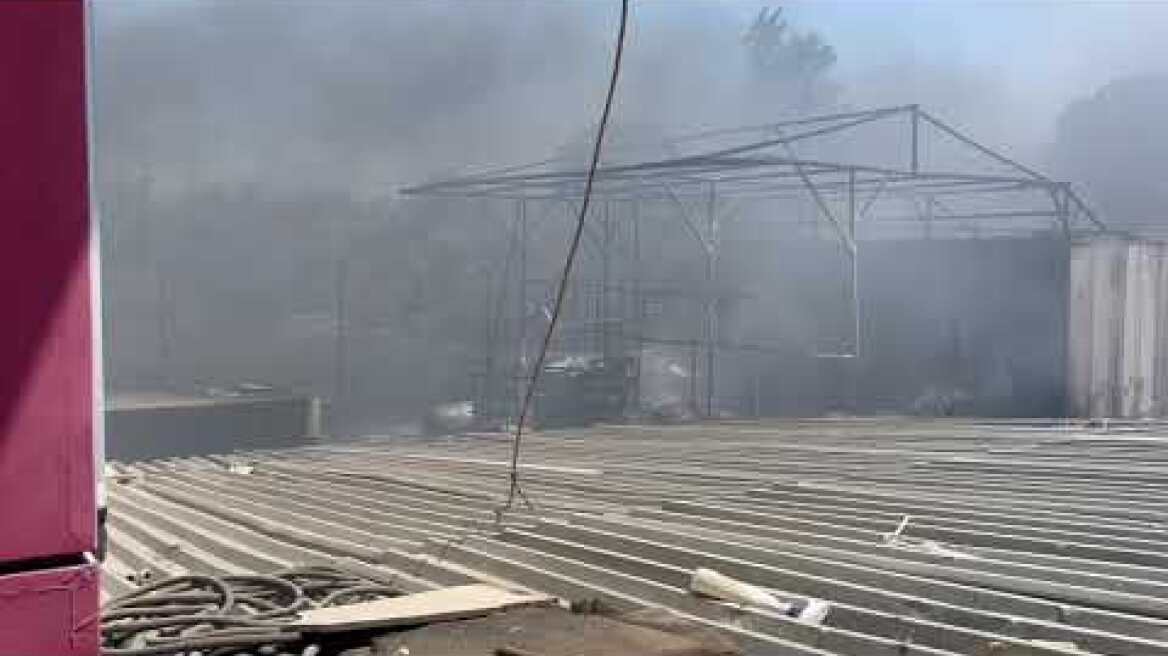 Βάρη: Σπίτια έχουν υποστεί μεγάλες ζημιές από τη φωτιά