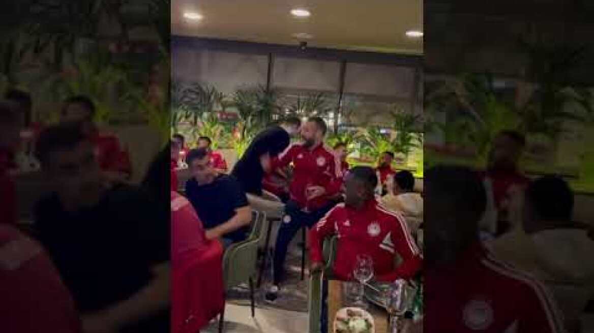 Οι παίκτες του Ολυμπιακού γευματίζουν στο "Καλά Καθούμενα" μετά τη νίκη επί της ΑΕΚ (2)