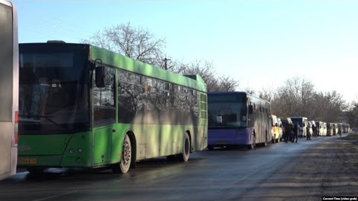 Donetsk Evacuees Kept Waiting For Hours On Freezing Buses In Russia