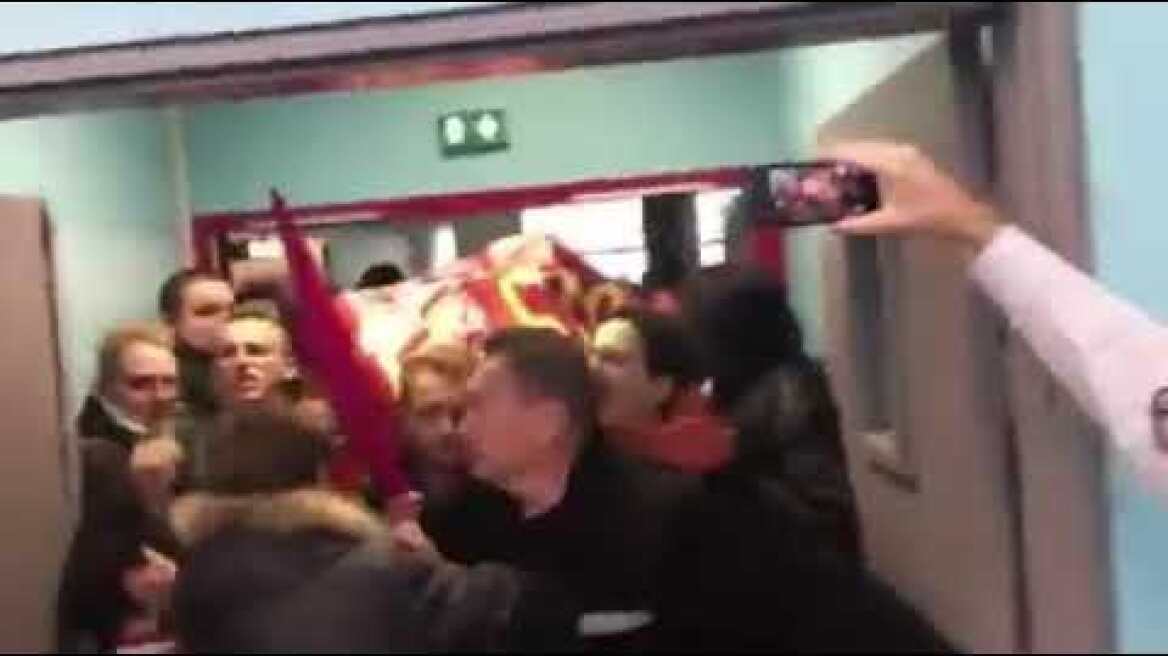 #Lille : François Hollande exfiltré de la #fac de droit, investie par plusieurs centaines d'étudiant