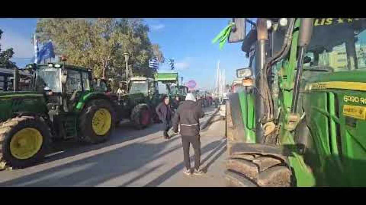 Στο λιμάνι του Βόλου οι αγρότες